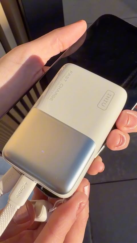 Instagram post by @esraurn for INIU Shop. Caption reads: Powering my Christmas countdown one day at a time....