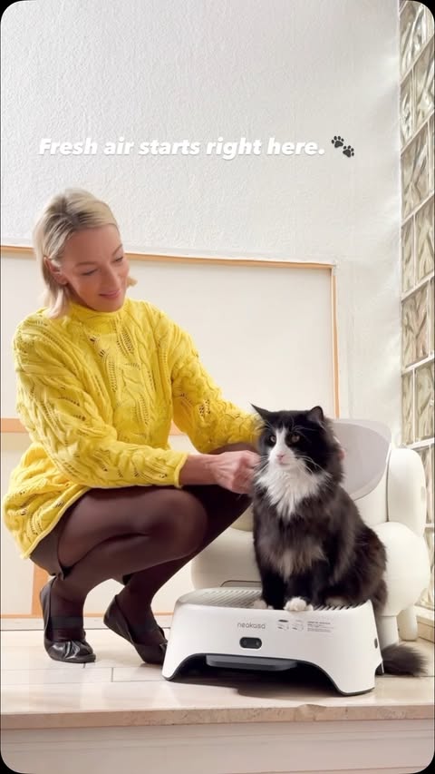 Instagram post by @blues_fleecircus for Neakasa. Caption reads: [...] to make such a big difference. The Neakasa....