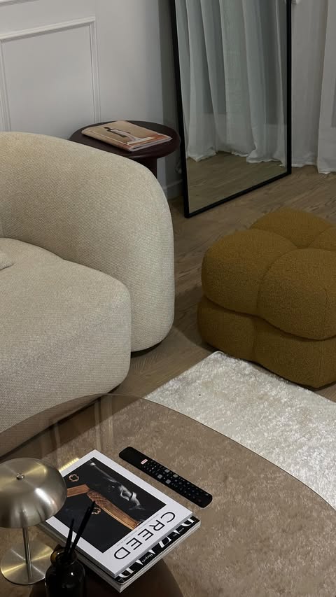 Instagram post by @rebeccarih for Fenty Beauty. Caption reads: Finishing touches avec @fentybeauty 💋

Produits....