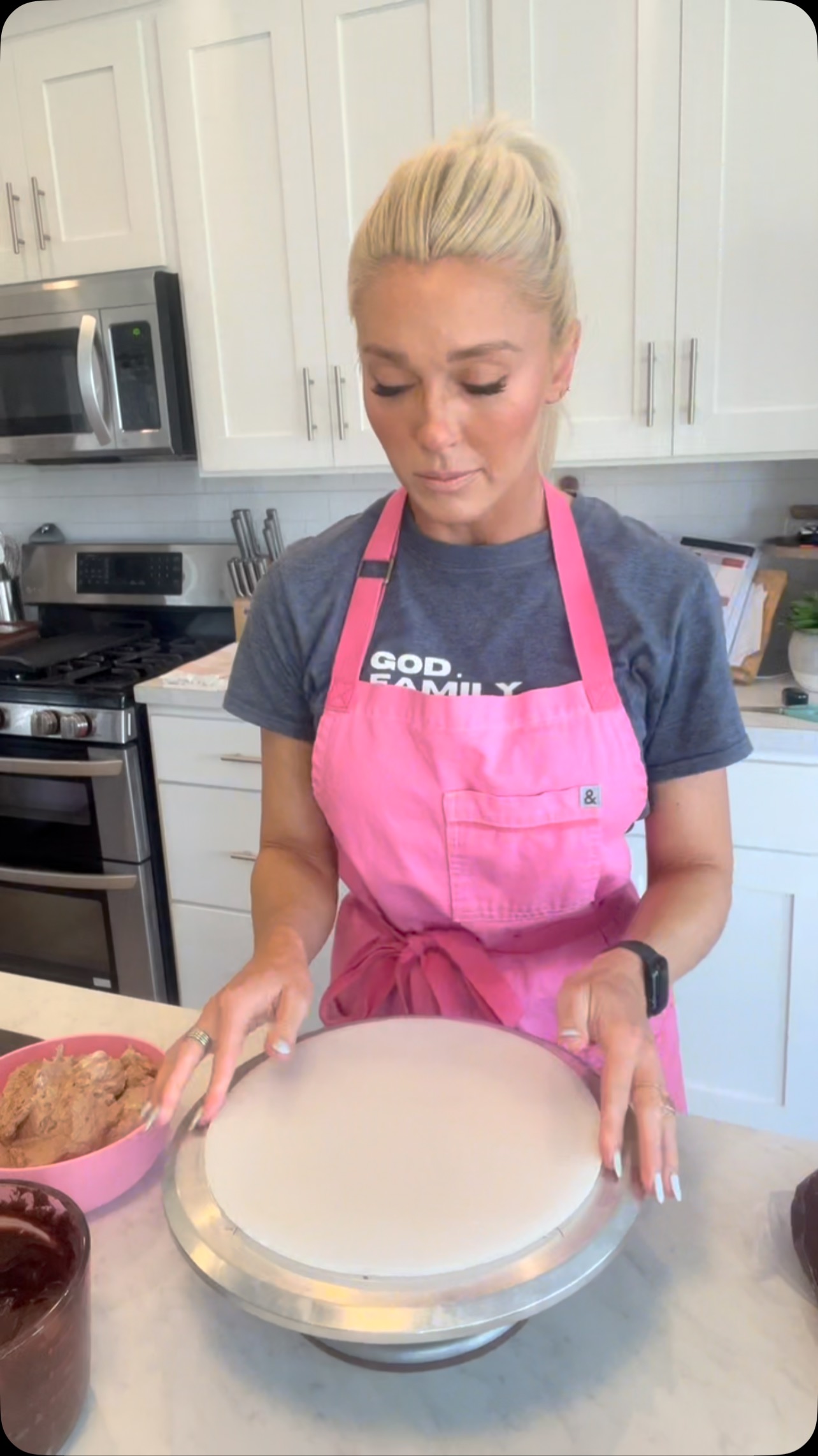 Instagram post by @theblondewhobakes for Hedley & Bennett. Caption reads: Came home after a long baseball weekend, and was....