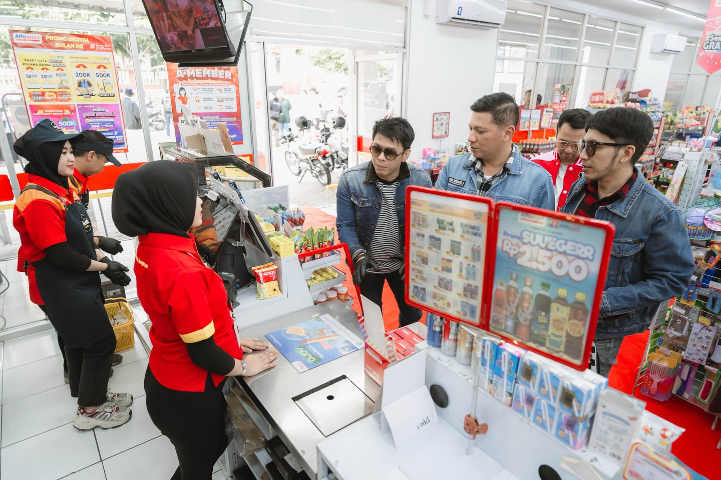 Instagram post by @raffinagita1717 for Alfamart. Caption reads: Salah satu momen seru pas MOTORANS di SALATIGA....