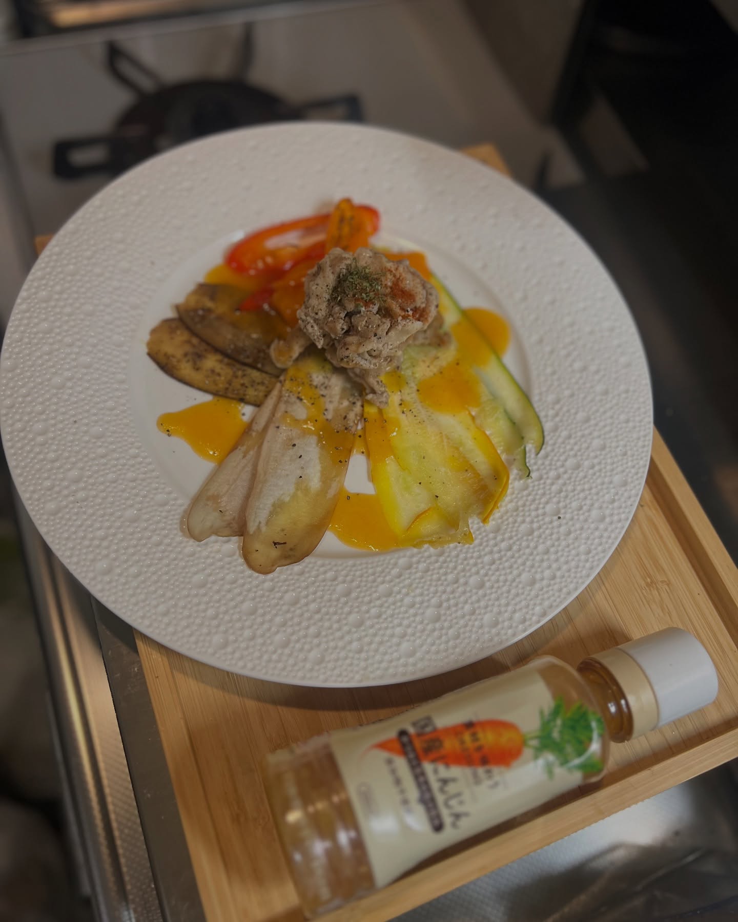 Instagram post by @jiun2001 for Bulldog Sauce. Caption reads: シングルファーザーのおうちごはん🏠
■夏野菜のグリル✨
スライスした茄子、白茄子、ズッキーニ（黄、....