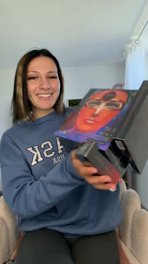 Instagram post by @bymeadele for Foreo. Caption reads: #influenceuseenv2v Produits offerts Merci....