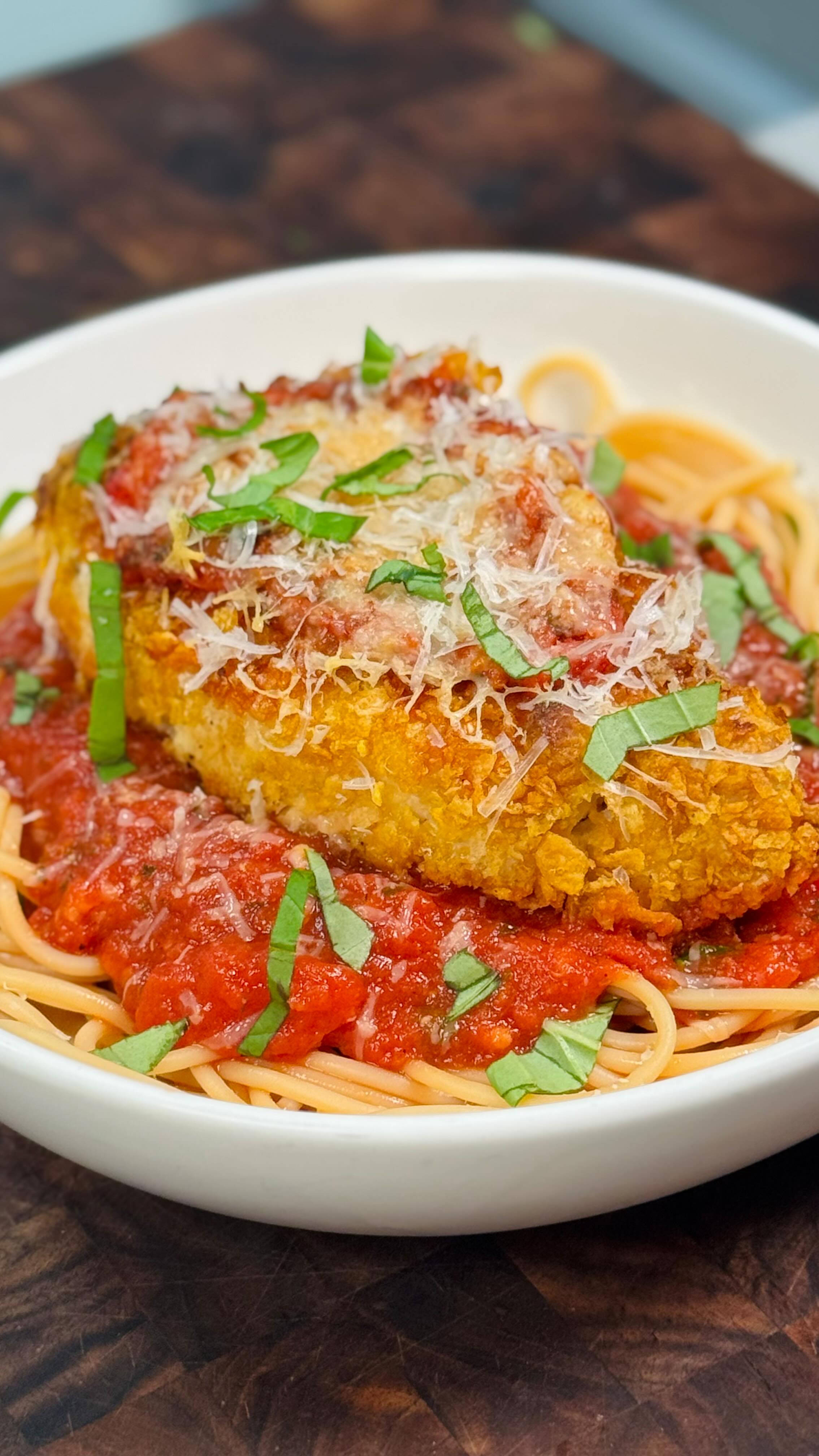 Instagram post by @hunt4shredz for Banza. Caption reads: 🍅🧄 High-Protein Chicken Parmesan with Banza....