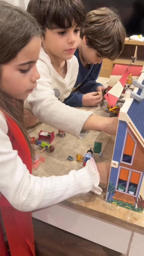 Instagram post by @unalocuradefamilia for PLAYMOBIL. Caption reads: [...] quieres acertar estas navidades 100%....