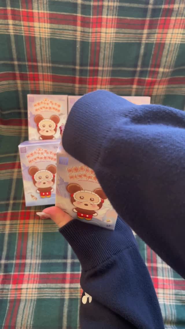 Instagram post by @orvr.o7 for TOPTOY. Caption reads: toptoyのディズニー
眠そうな目シリーズのランダムBOX🎄🎀
　
@toptoy.int....