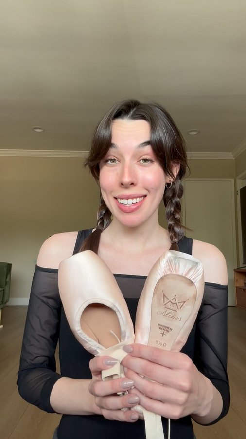 Instagram post by @biancascaglione for Só Dança. Caption reads: the shoe that always fits 🩰 #reels #ballet....