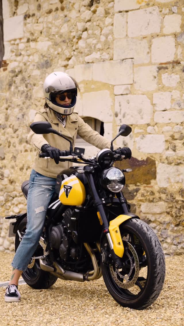 Instagram post by @elene_lac for IZIPIZI. Caption reads: On teste des trucs ! 🫣 #contentcreator....