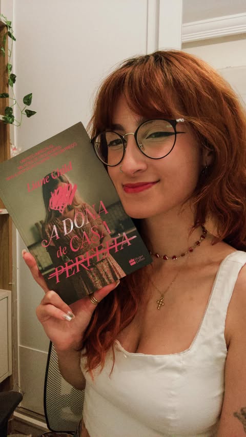 Instagram post by @caarolzaghetti for HarperCollins. Caption reads: [...] ler até a última página em 1 dia só!....