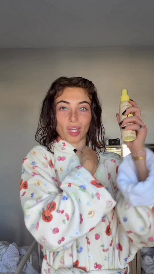 Instagram post by @melodyymiles for Sun Bum. Caption reads: Taking my hair from summer into fall with sun bum....