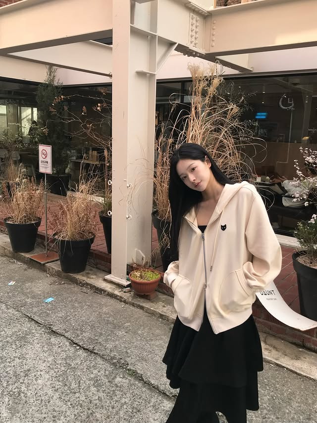 Instagram post by @gxlxae for SONGZIO. Caption reads: #광고 @songzio_official 내사랑검은고앵이 🐈‍⬛ [...].
