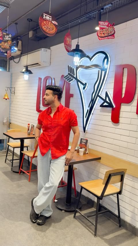 Instagram post by @iamamofficial for Pizza Hut. Caption reads: [...] OFF 📞 Ends in 99 → Get 99% OFF 📍 All Pizza....