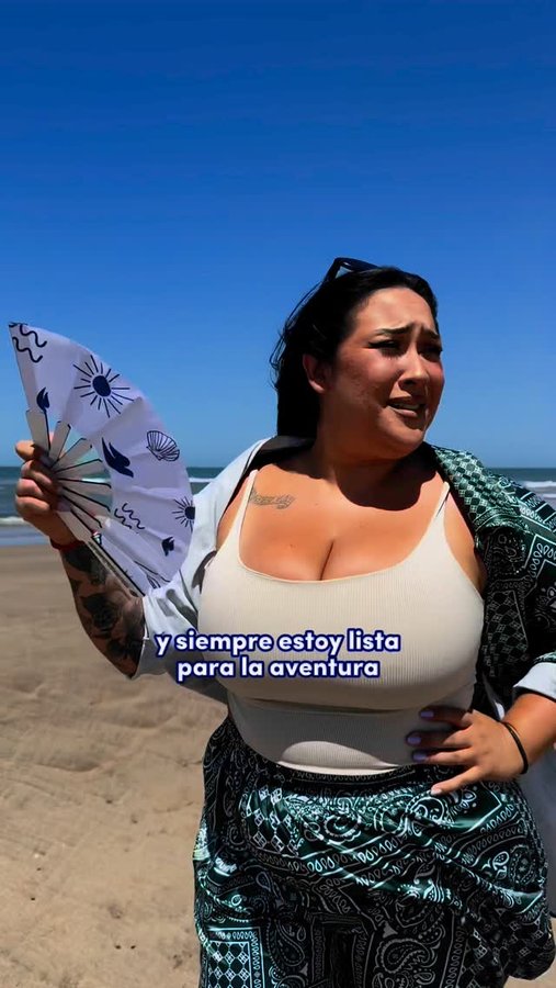 Instagram post by @evelynbotto for Dove. Caption reads: [...] playera preferida junto a @dove 
#Dove....