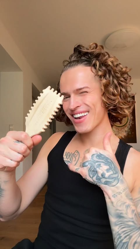 Instagram post by @fabricegoff for BounceCurl. Caption reads: the BEST BRUSH for curly / wavy hair🤩
@bouncecurl....