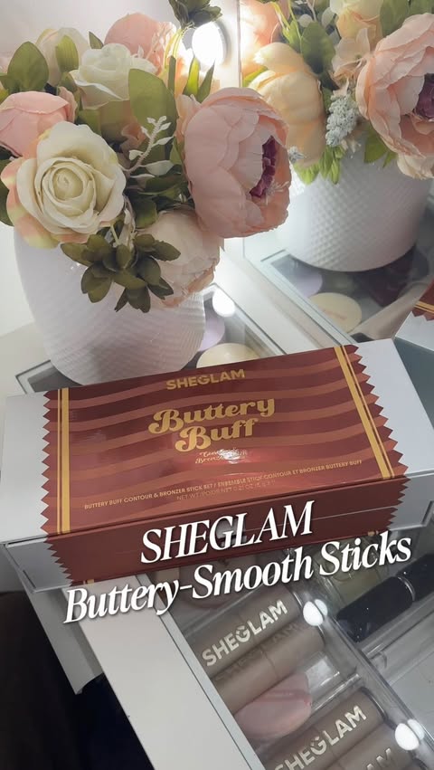 Instagram post by @cantinhonoseua for SHEGLAM. Caption reads: [...] that glide on flawlessly—every....