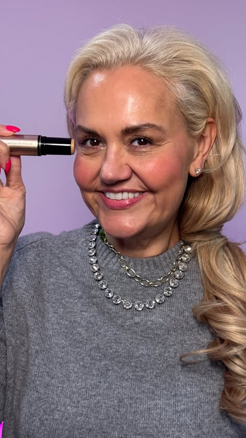 Instagram post by @carolinehirons for bareMinerals. Caption reads: [...] rescued. I’ve been playing with the....