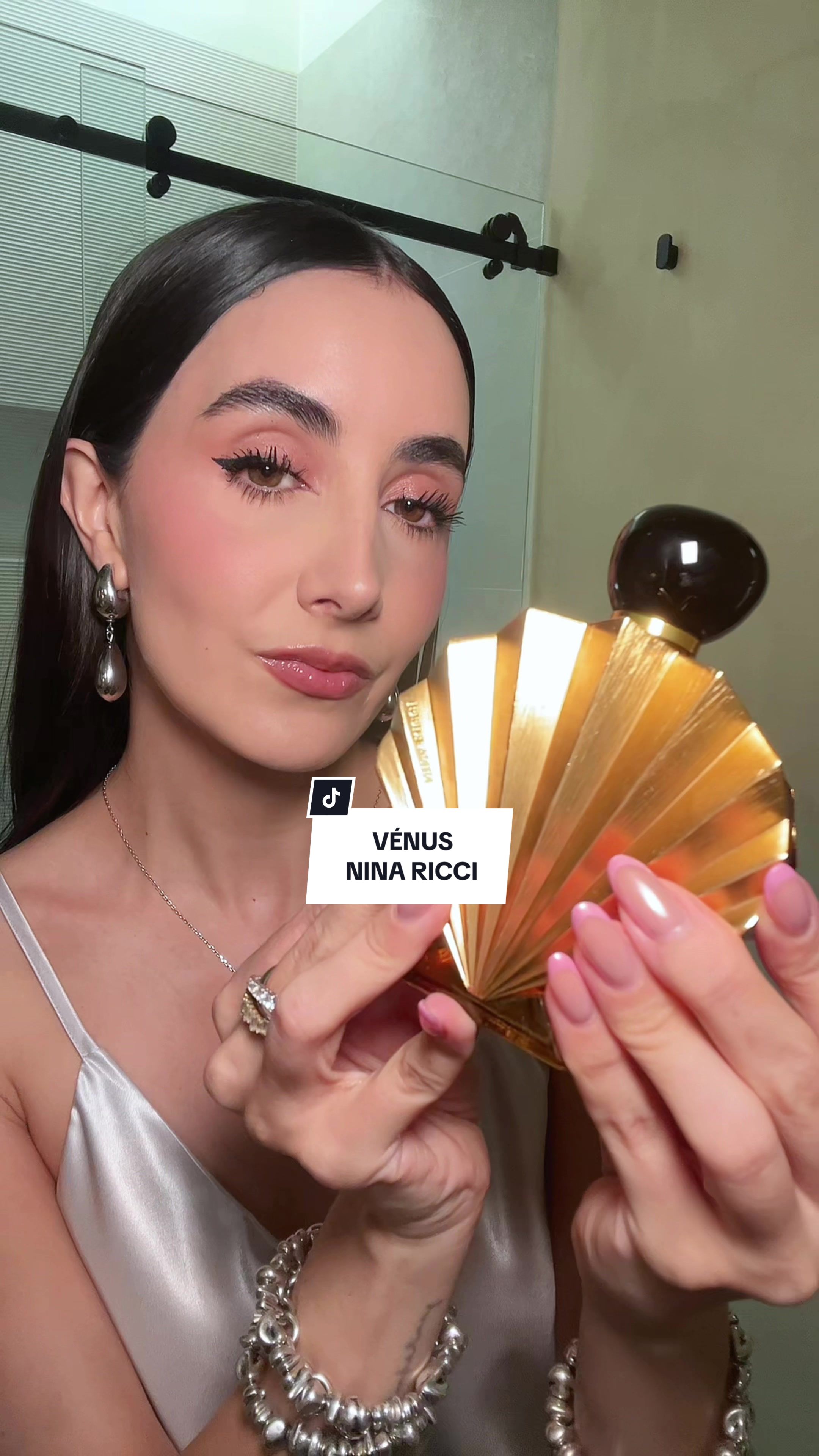 TikTok post by @soyalexacara for NINA RICCI. Caption reads: VÉNUS BY @Nina Ricci #ninaricci #vénusdeninaricci .