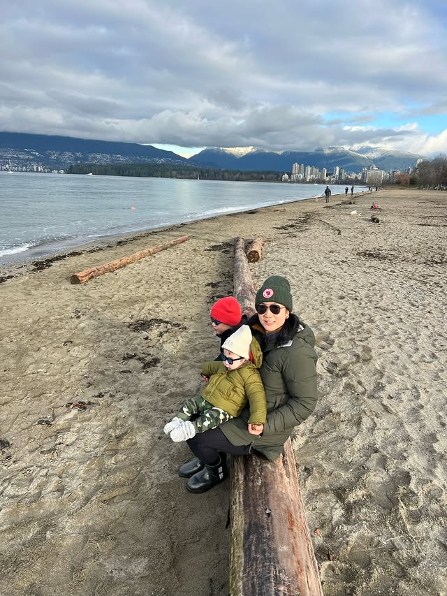 Instagram post by @naomigabrieladventures for GetYourGuide. Caption reads: [...] holiday season🎉 With the help of....