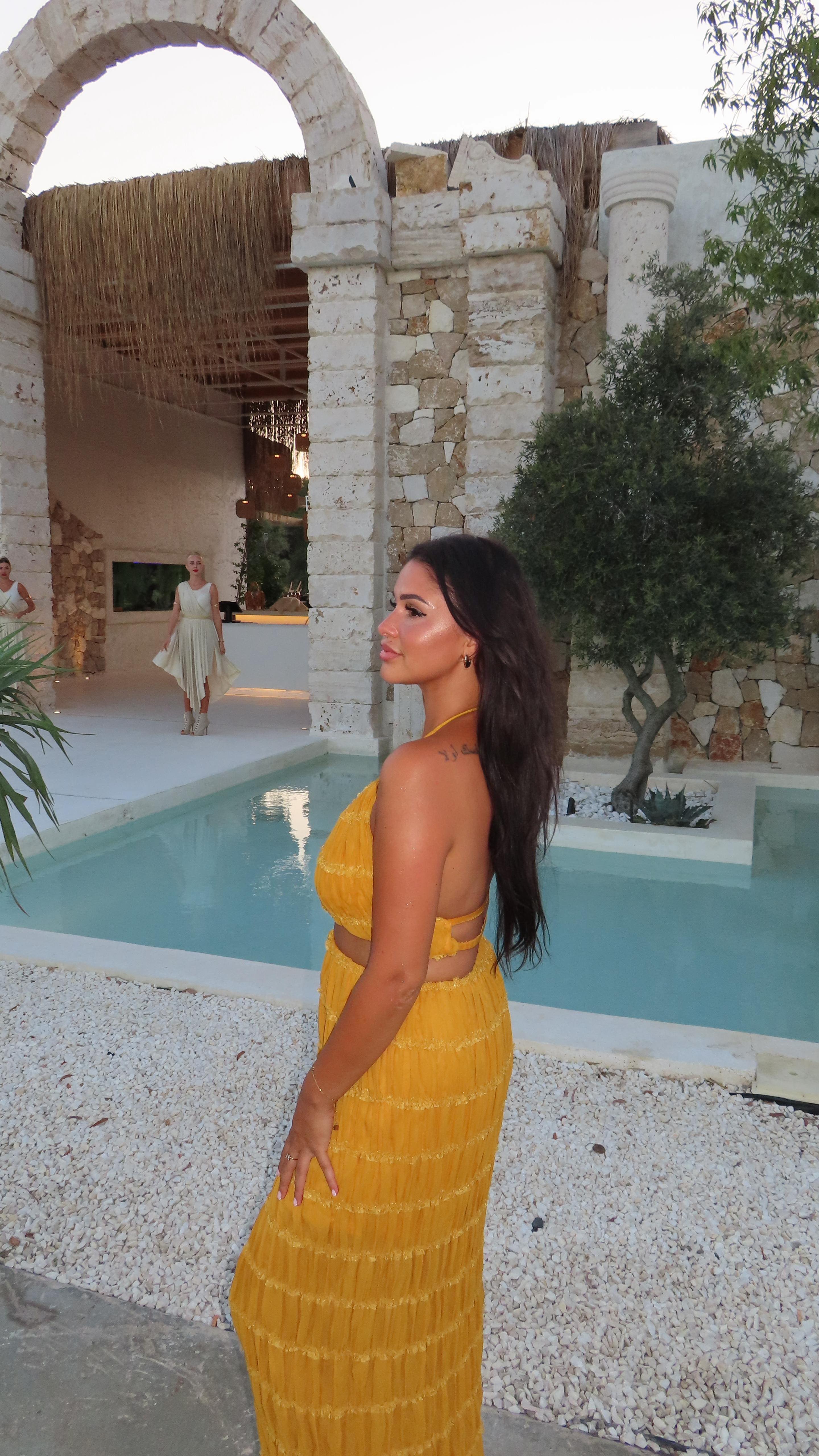 Instagram post by @burculiona for Kruidvat. Caption reads: Ik ga er vanaf nu in zwemmen 🏊‍♀️ @kruidvat....