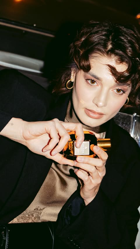 Instagram post by @sarahposch for Gisada. Caption reads: [...] with Ambassadora Gold Eau de Parfum by....