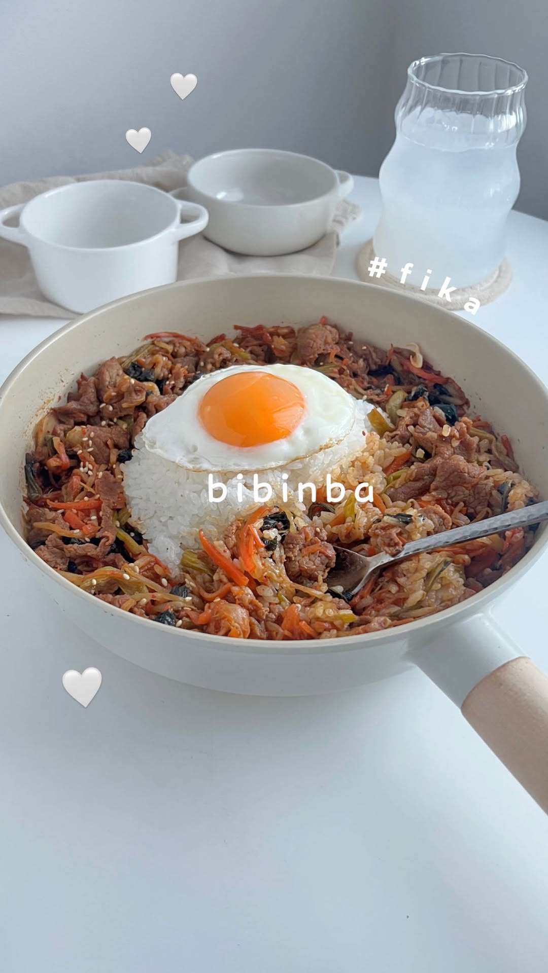 Instagram post by @momosan0627 for FIKA. Caption reads: フライパンでお店の味再現▶︎▷石焼ビビンバレシピ

@momosan0627....