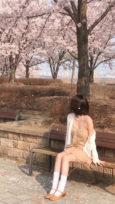 Instagram post by @b__.ni for Epik. Caption reads: @epikapp.kr 똥손도 쉽게 할 수 있는 슬라이드 피드 꾸미기 ྀི 요즘 [...].