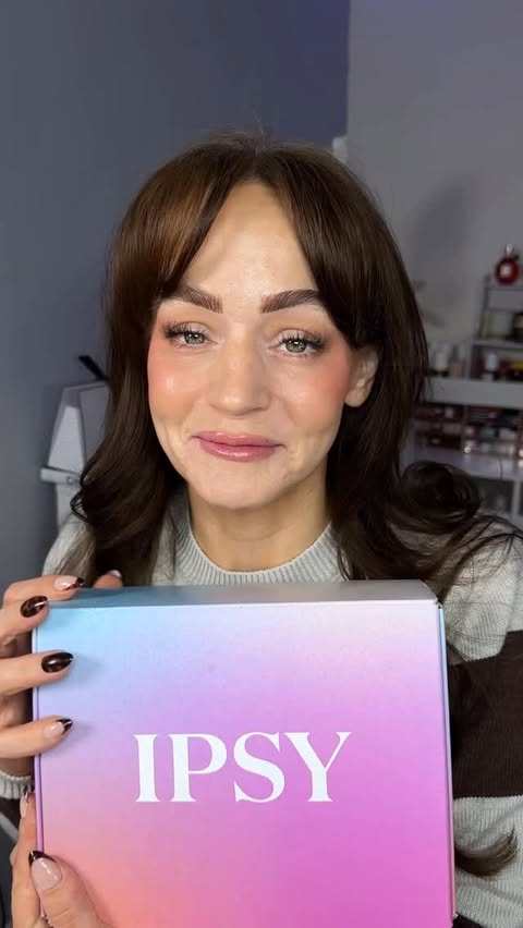 Instagram post by @beauty.is.everyone for Dew of the Gods. Caption reads: [...] Handbag Glam Face Brush Set @dewofthegods....