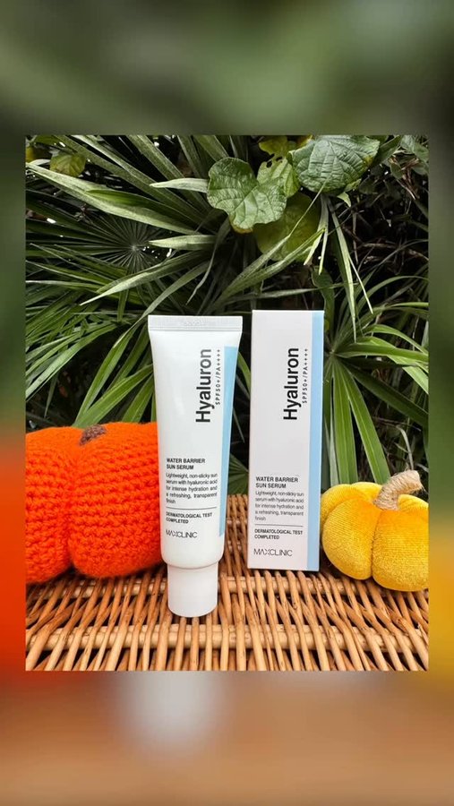 Instagram post by @glow_with_ania for Maxclinic. Caption reads: [...] SAFJB5OF 🔗 Link in bio via LinkTree....