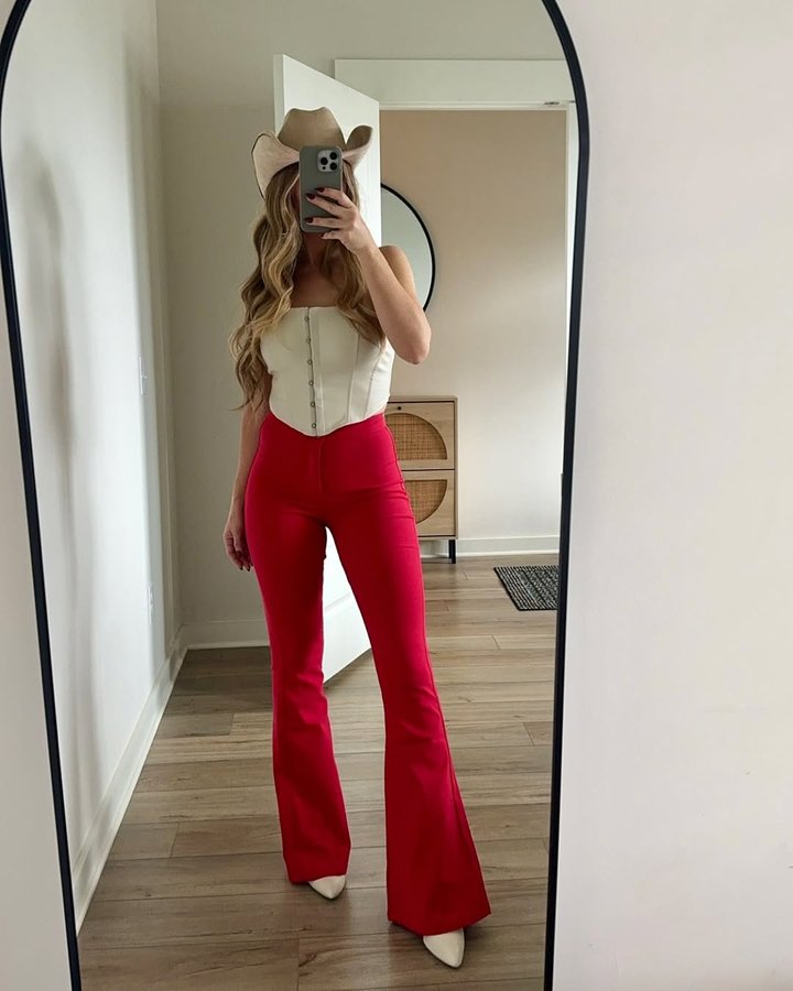 Instagram post by @erica_mmiller for Willow Boutique. Caption reads: [...] on my storefront🎶🤠 • • • #willowboutique....