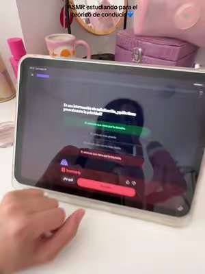 TikTok post by @samy.aasmr for Knowunity. Caption reads: [...] domde debería estudiar !! os leo....