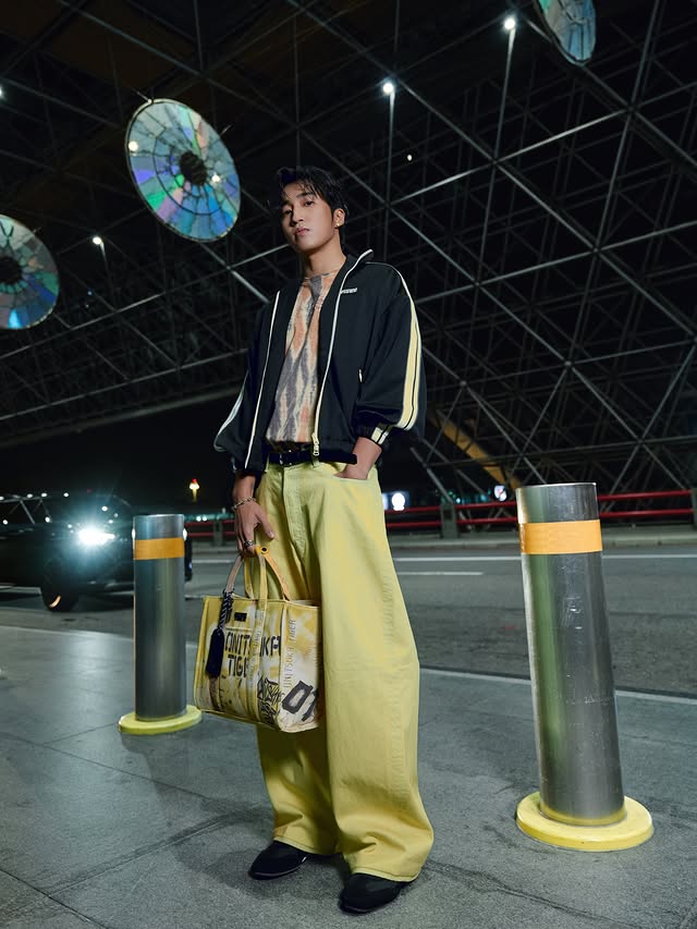 Instagram post by @shoumethemoneyxx for Onitsuka Tiger. Caption reads: 馬年開局就是先飛米蘭參加Onitsuka Tiger 鬼塚虎2026秋冬大秀 🫡🛩️ First....