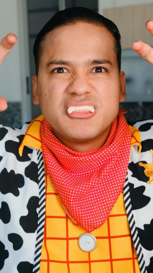 Instagram post by @holmanbecerra for Oster Colombia. Caption reads: Para finalizar Halloween cerramos con este....