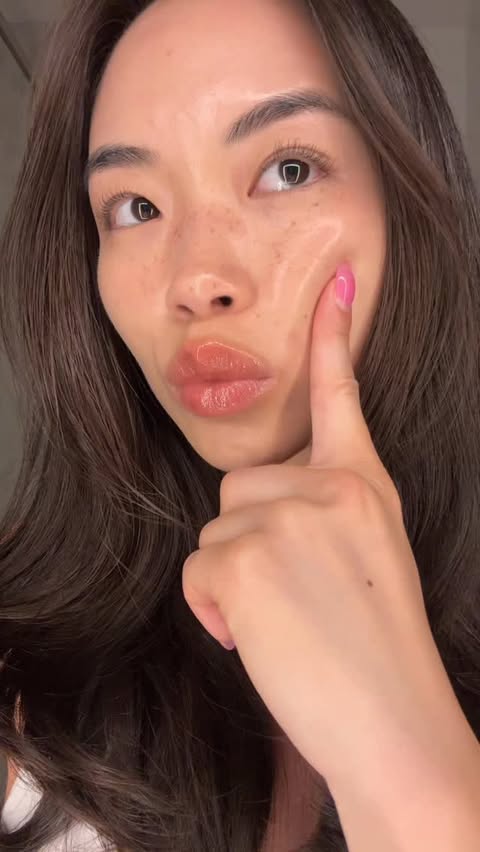 Instagram post by @mvrychen for Clinique. Caption reads: [...] my base makeup blend like butter @clinique....