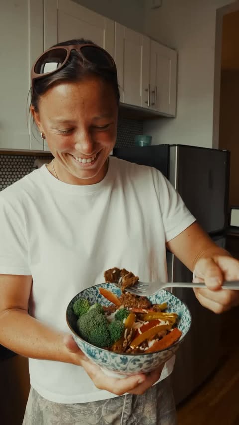 Instagram post by @kaitdevir for Beyond Meat. Caption reads: My go-to summer stirfry #BeyondPartner 🛎️ |....