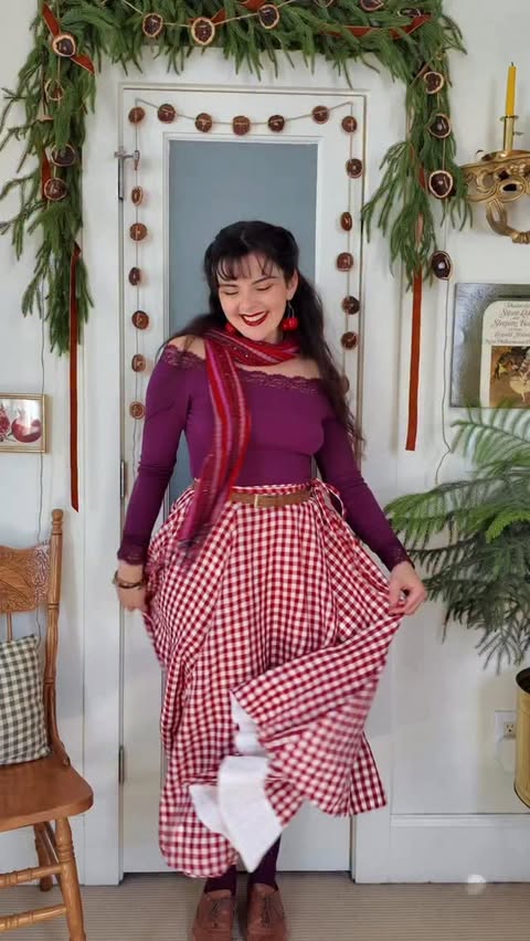 Instagram post by @itsmollybelle for Son de Flor. Caption reads: [...] twirly skirt ❣️

biggest thank you to....