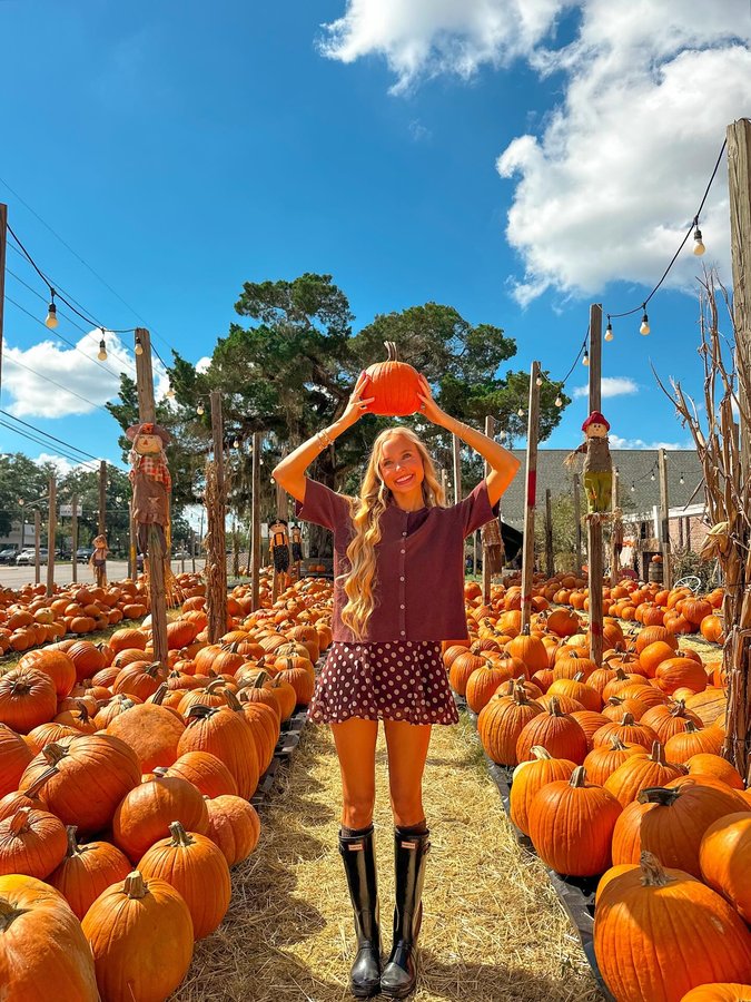 Instagram post by @gracetaylorr19 for Hunter Boots. Caption reads: pumpkin spice & everything nice🎃🤎🍯🍁.