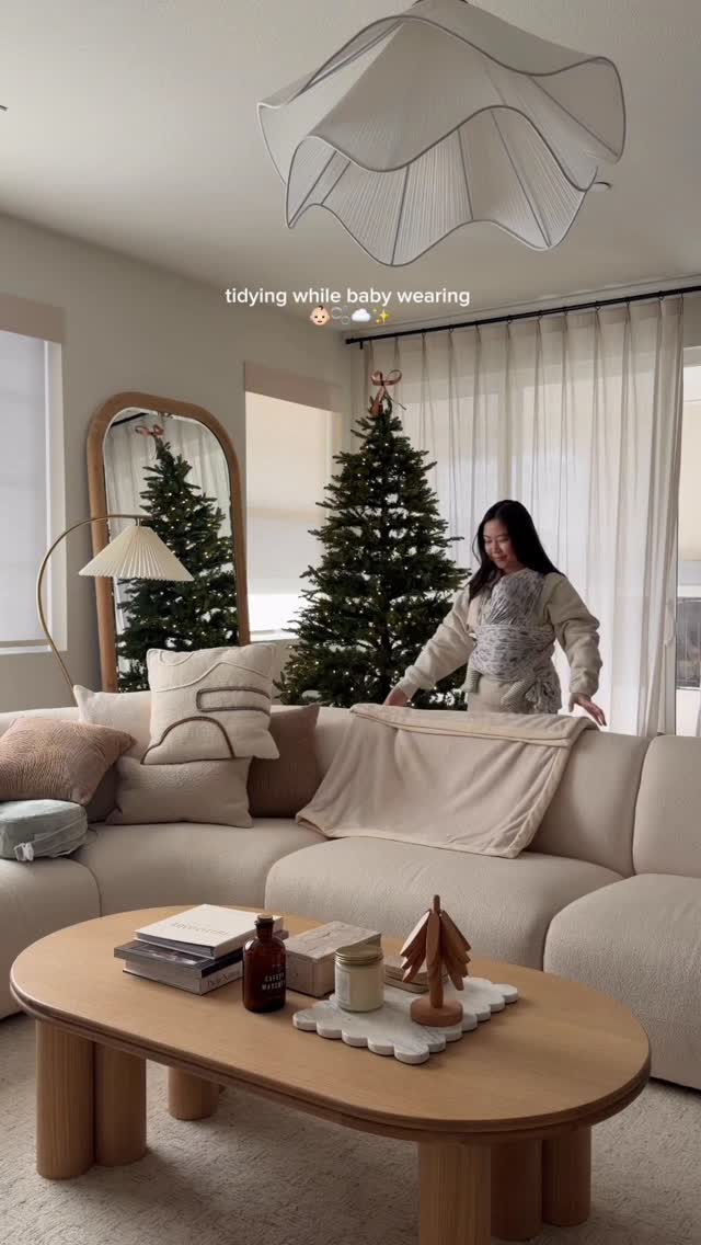 Instagram post by @lisahuhome for Solly Baby. Caption reads: [...] mini 🧸🫶🏼

wearing my fav wrap from....