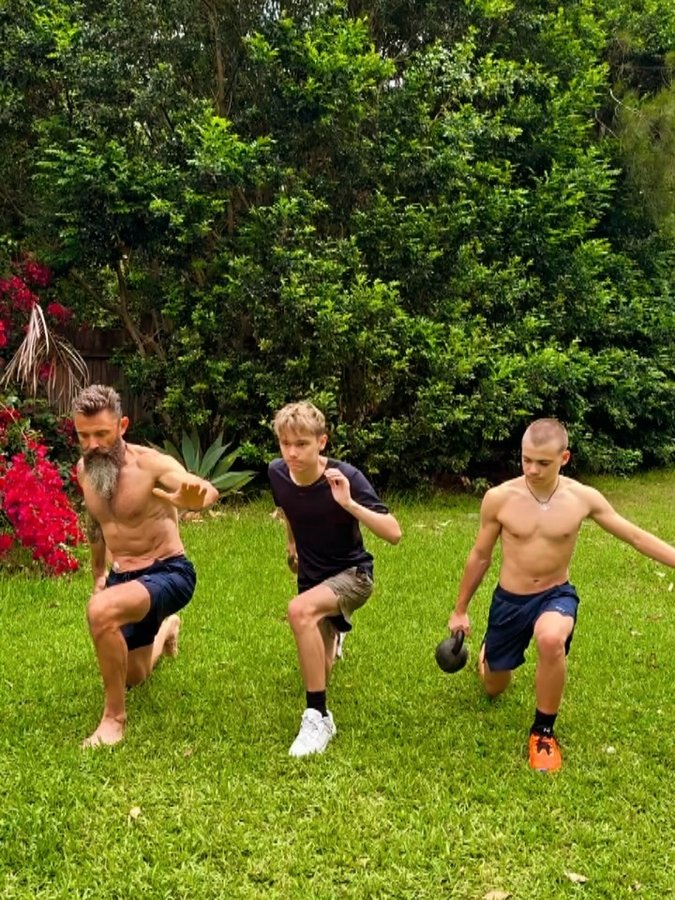 Instagram post by @fam_hiit_squad for 2XU. Caption reads: Full Body Free Weights Session
This is an awesome....