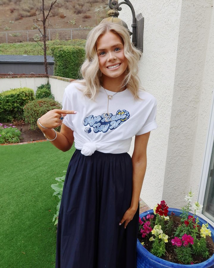 Instagram post by @brennabrookss for Intern Queen. Caption reads: [...] new opportunity! I’m partnering with....