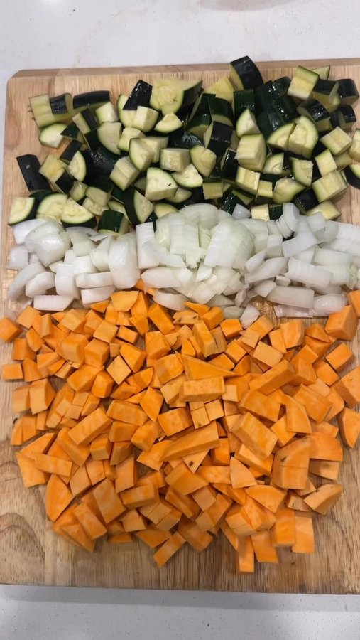 Instagram post by @the.nkunims for Ziploc. Caption reads: #ZiplocPartner As a mom of 3, prepping meals ahead....