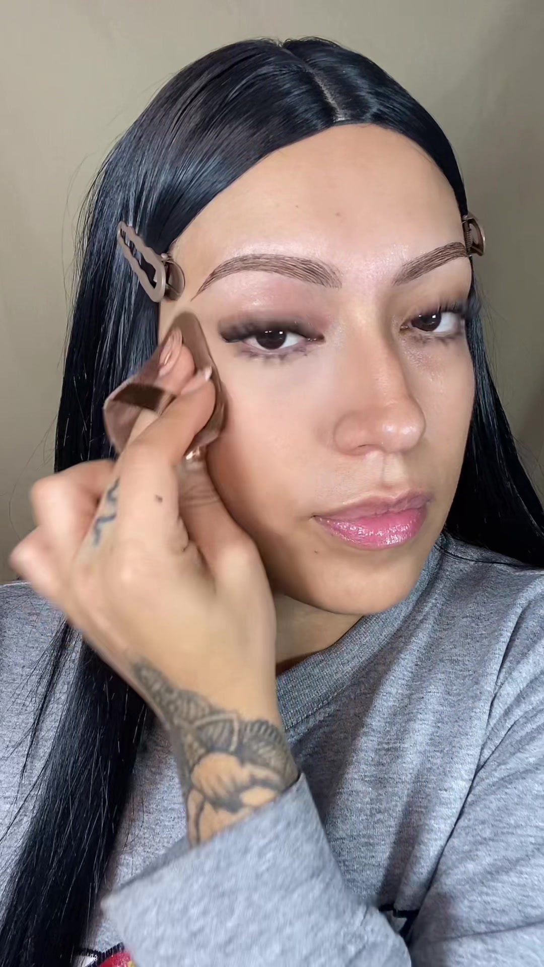 TikTok post by @marianaluna.97 for Ultramo. Caption reads: Polvo corrector de 3 colores 😳 @Ultramo-Selected....