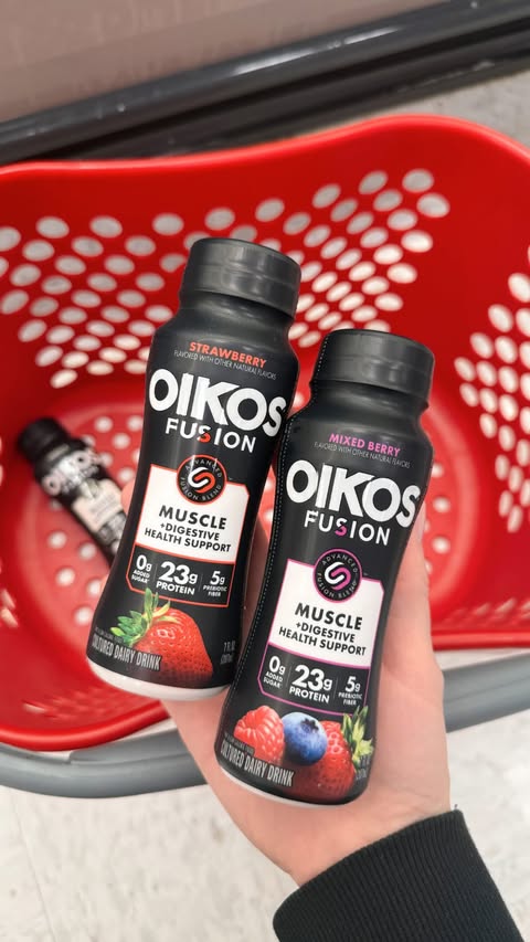 Instagram post by @targettrendsetter for Oikos Cooperação e Desenvolvimento. Caption reads: #ad YUM 🍓🫐 Oikos Fusion Drinks with 23g of....