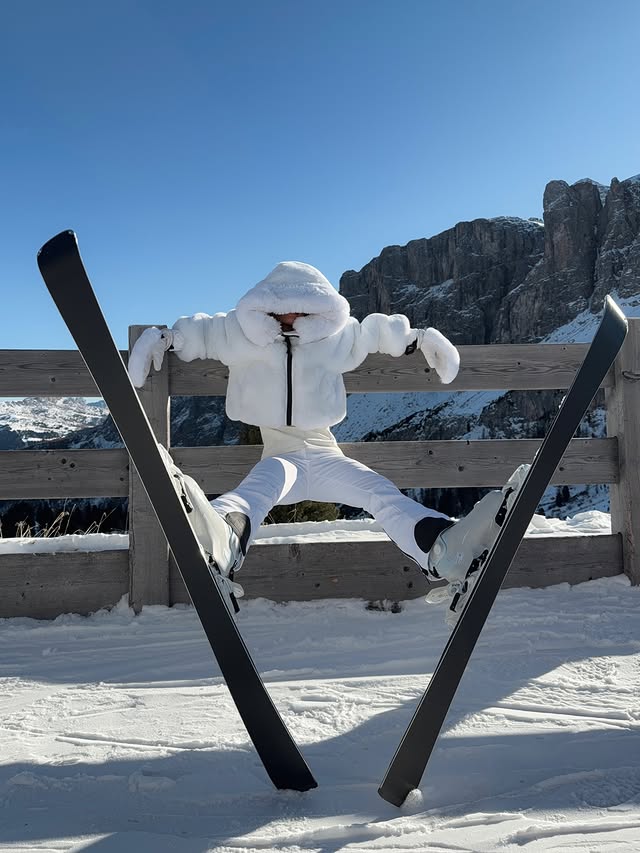 Instagram post by @hannaschonberg for Goldbergh. Caption reads: [...] good to be back on the slopes 🗻 with....
