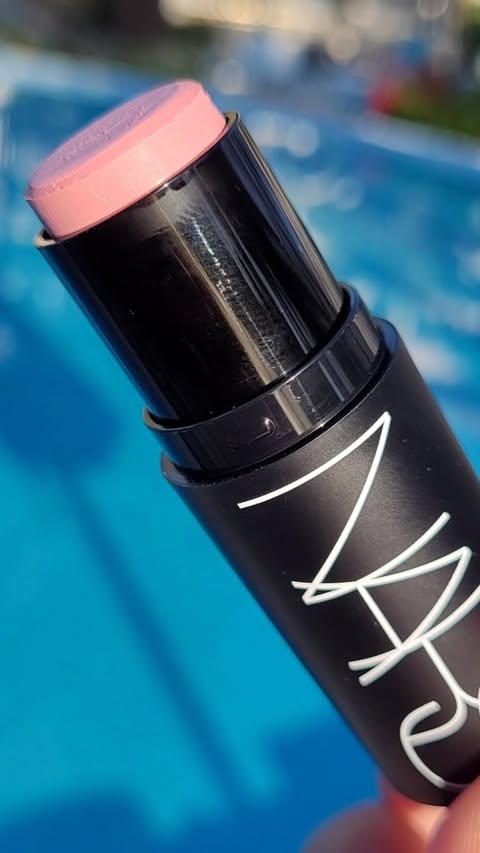 Instagram post by an influencer for NARS Cosmetics. Caption reads: [...] #summerholiday #summerlook #narscosmetics.