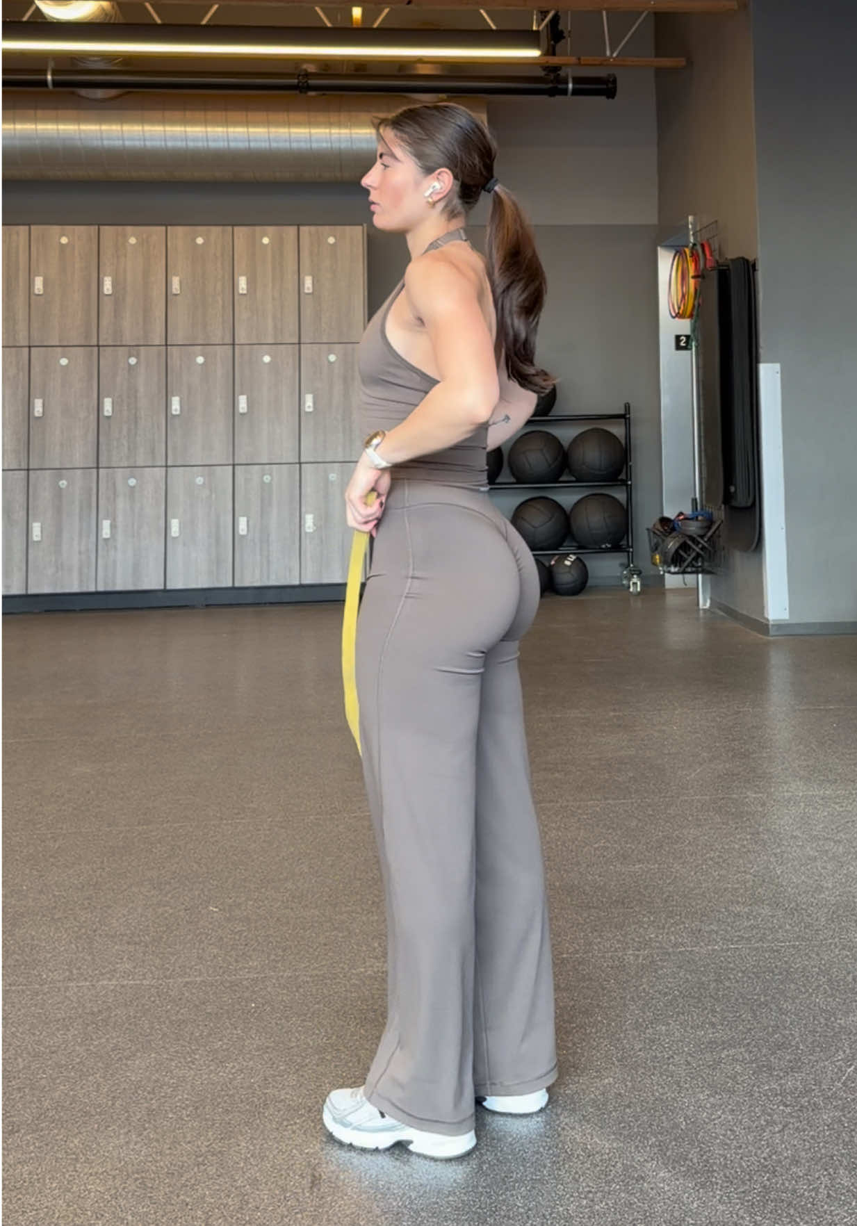 TikTok post by @jennnnnyfit for Paragon Fitwear. Caption reads: Upper body workout wearing @Paragon Fitwear Mind....