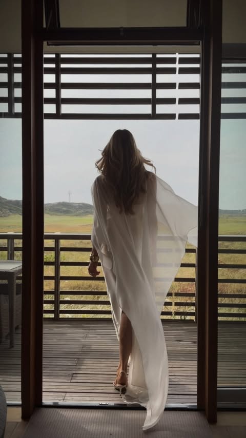 Instagram post by @paulinakurka for Clé de Peau Beauté. Caption reads: anzeige The slow mornings. The golden light. The....