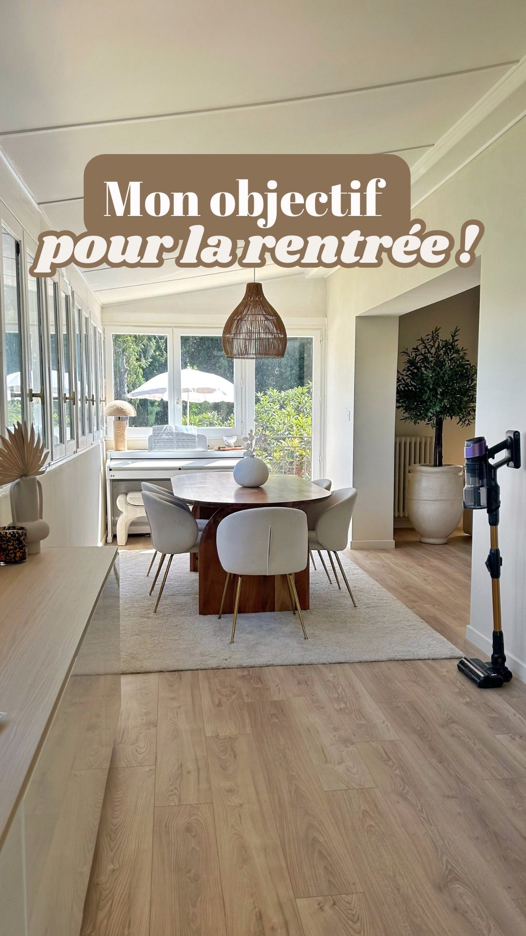 Instagram post by @casadesecureuils for Ultenic. Caption reads: Est-ce que j’ai reçu cet aspirateur balai de chez....