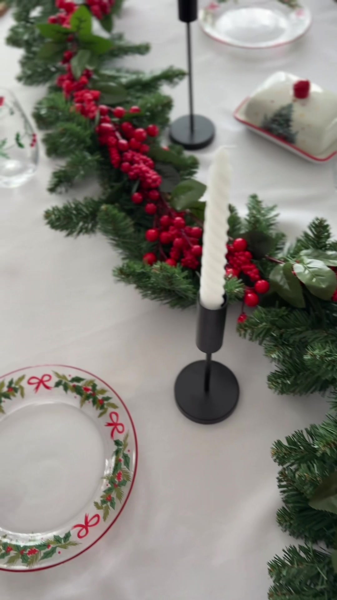 TikTok post by @annagabrielakoldzic for Sinsay. Caption reads: Blagdanski stol uz @sinsay  Božićni ukras 🎀....