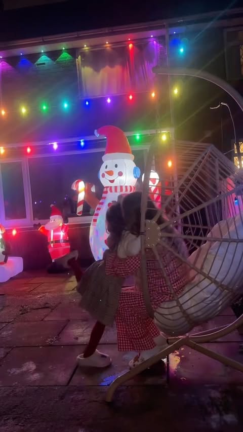 Instagram post by @isa_luiza27 for Lepro. Caption reads: • @lepro_us 
“Holiday magic under the colorful....