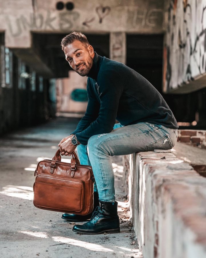 Instagram post by @kjeldnuis for The Chesterfield Brand. Caption reads: Annie, hou jij me tassie effe vast.